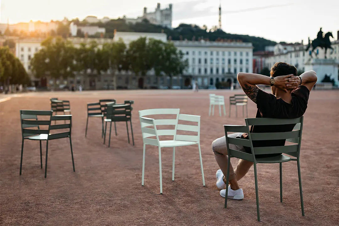 Fauteuil Rythmic cerise noir Fermob 2