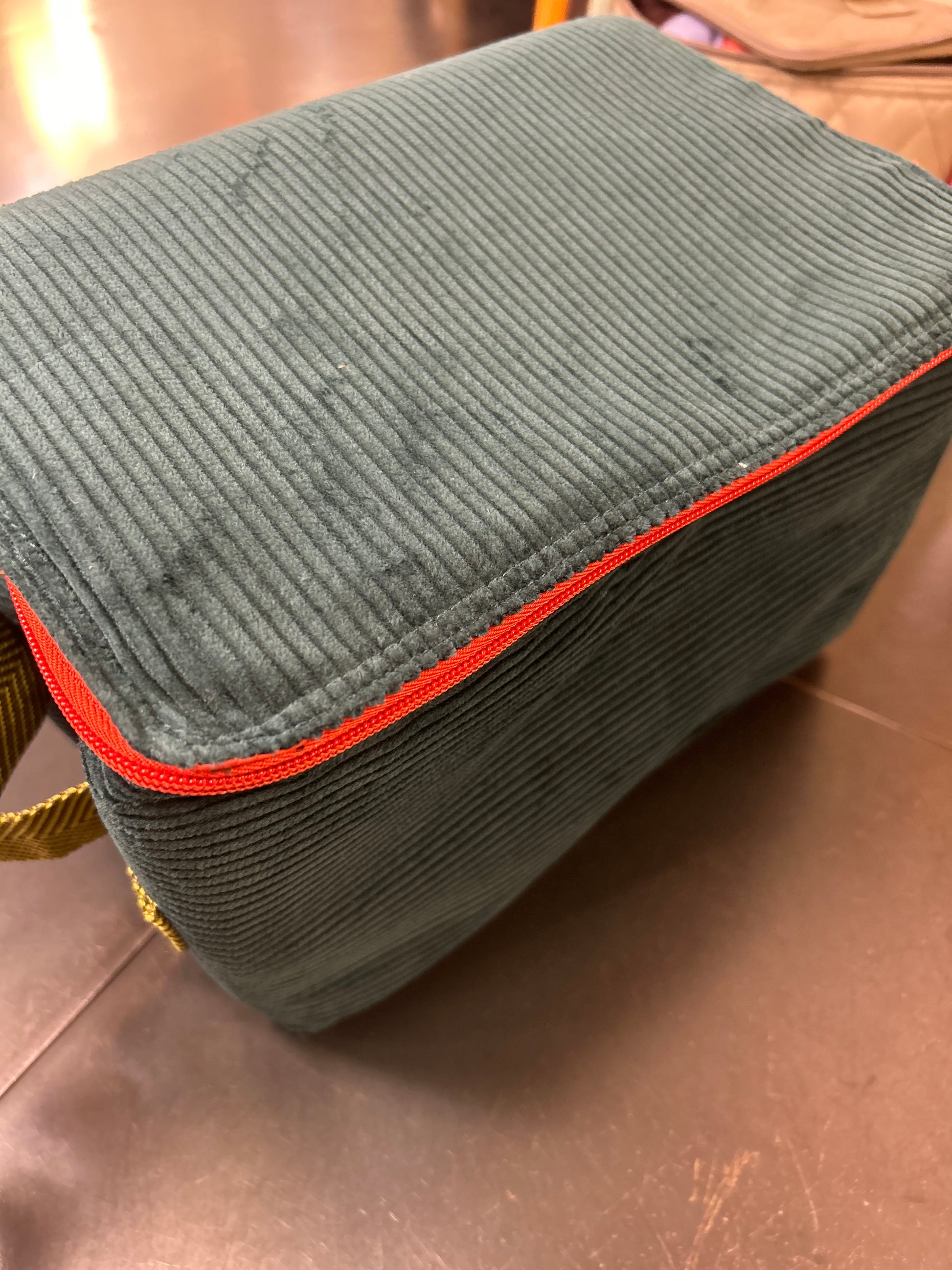 House case velours cotele bleu orange Bensimon 1