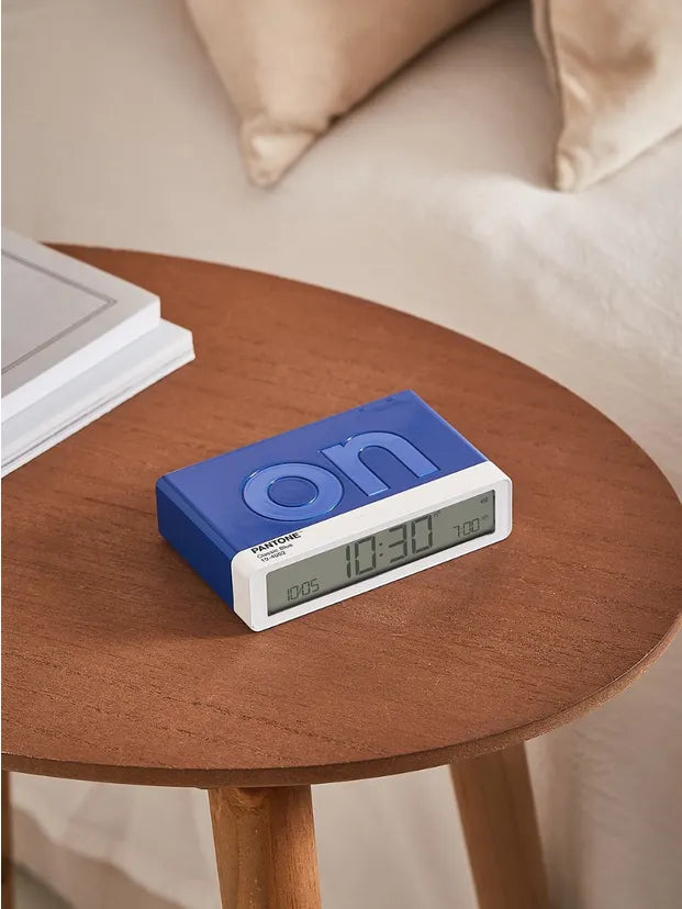 Reveil Flip on/off Lexon Pantone bleu 3